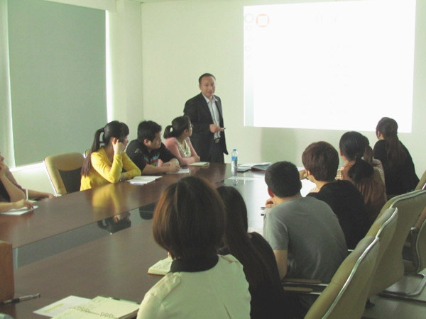 2013年4月24日，正睿老師對(duì)佳樂(lè)公司進(jìn)行倉(cāng)儲(chǔ)管理的培訓(xùn)