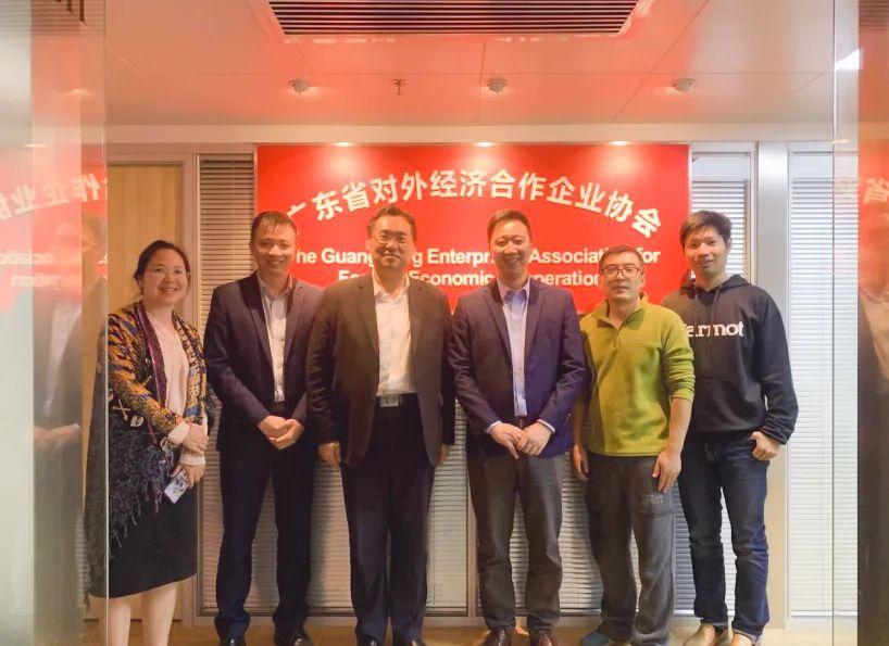 2 月 10 日 廣東省對(duì)外經(jīng)濟(jì)合作企業(yè)協(xié)會(huì)駐莫斯科代表處首席代表&俄羅斯粵商會(huì)會(huì)長(zhǎng)孫繼業(yè)、秘書長(zhǎng)于超先、秘書長(zhǎng)李欽武、正睿咨詢集團(tuán)商業(yè)服務(wù)中心總經(jīng)理武文盛（左3）、項(xiàng)目總監(jiān)譚懿（左2）合影