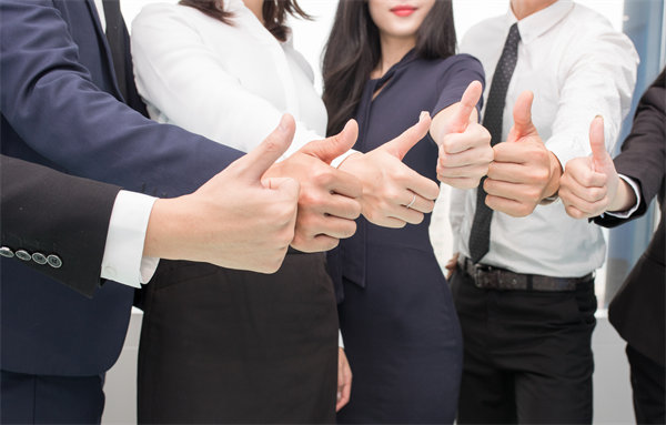 在企業(yè)管理中，專權(quán)式和民主式管理各有哪些優(yōu)缺點？