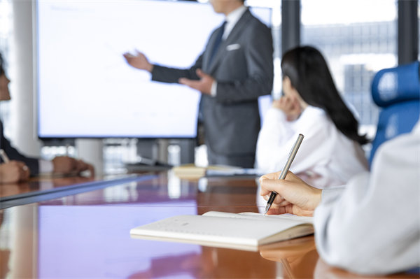 如何保證企業(yè)的年度工作方向與經(jīng)營(yíng)目標(biāo)保持一致？