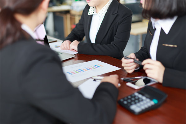 初創(chuàng)企業(yè)如何設(shè)定合理的薪酬策略吸引人才？