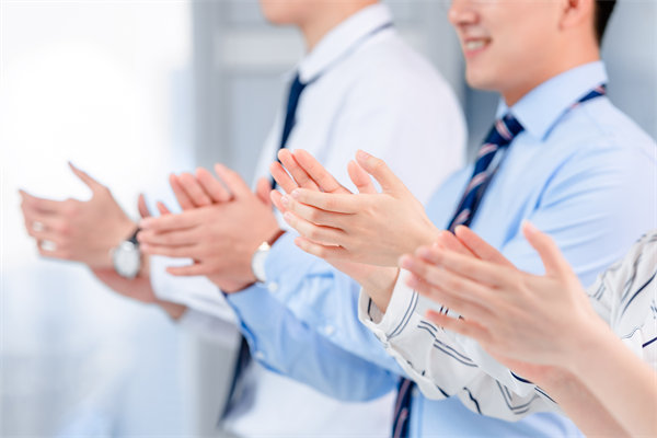 面對人才流失問題，企業(yè)應(yīng)如何改進人力資源策略？