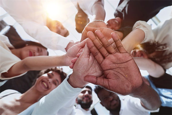 跨國企業(yè)如何管理文化差異以實現(xiàn)全球戰(zhàn)略協(xié)同？