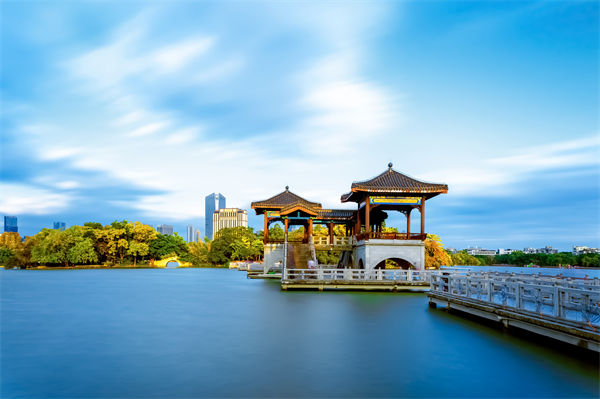 惠州戰(zhàn)略咨詢公司如何為企業(yè)定制長(zhǎng)遠(yuǎn)發(fā)展規(guī)劃？