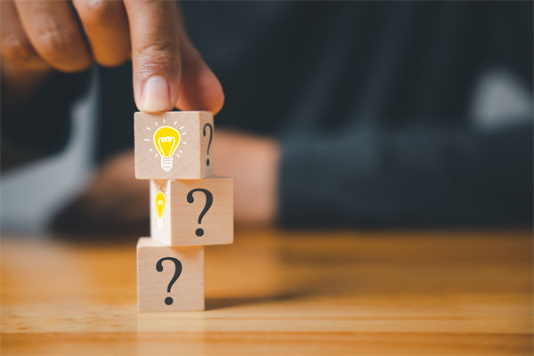 在制定企業(yè)戰(zhàn)略規(guī)劃時，如何平衡短期與長期目標(biāo)？