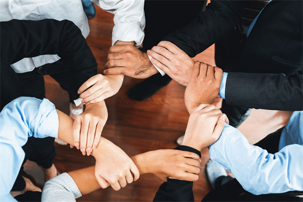 在制定企業(yè)戰(zhàn)略規(guī)劃時(shí)，如何平衡短期與長期目標(biāo)？