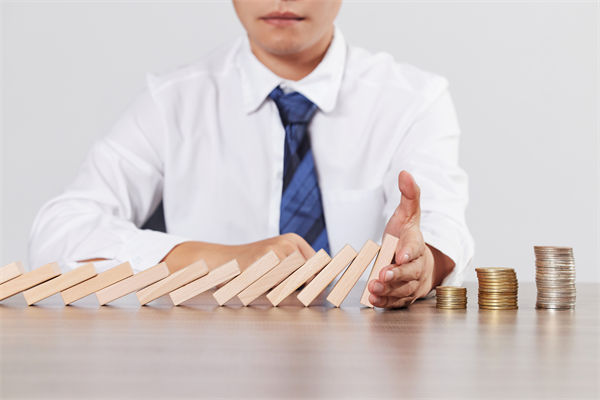 在年度經營計劃中，如何有效識別并應對潛在風險？