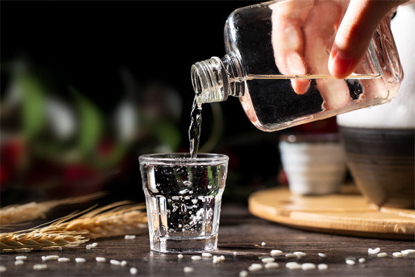 白酒遇冷，集體“降度”，關聯(lián)企業(yè)有何營銷啟示？
